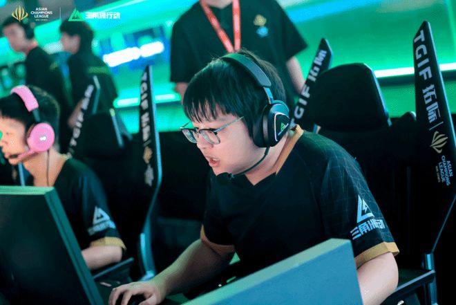 而杨力维则 而杨力维则